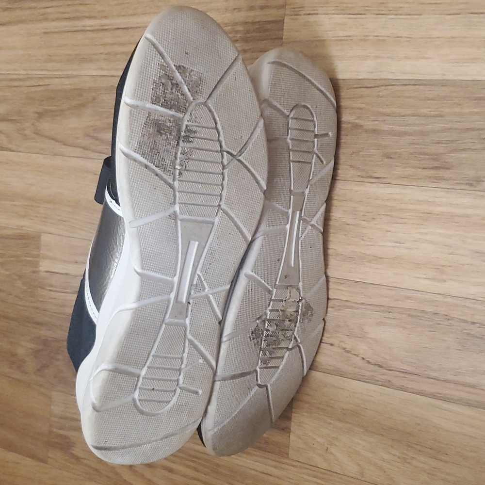 Shoes - Picture 5 of 5